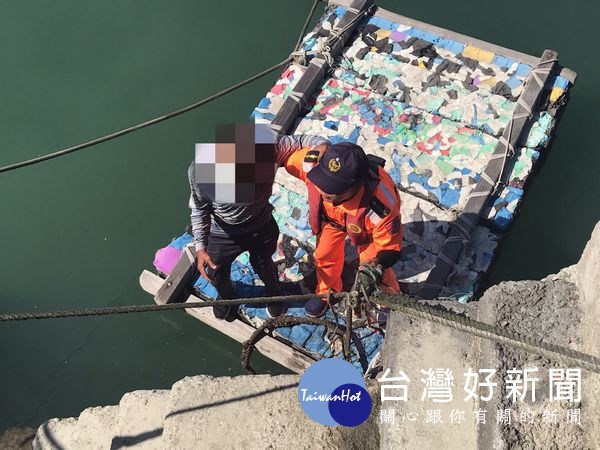 漁民港區失足落水　海巡聞聲即時救援 台灣好新聞 第2張
