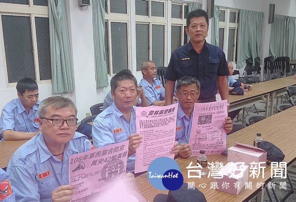 北港警分局為有效提升社區巡守隊員協勤能力,辦理「108年上半年守望相助隊人員任務訓練」,亦擴大宣導防空演習資訊。(記者陳昭宗拍攝)