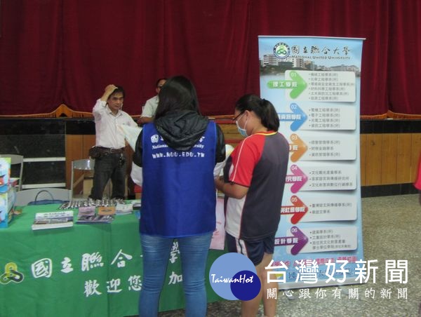 北港農工為幫助學生在另一階段生涯出路做出明確的抉擇,精心規劃辦理升學及就業博覽會。(記者陳昭宗拍攝)
