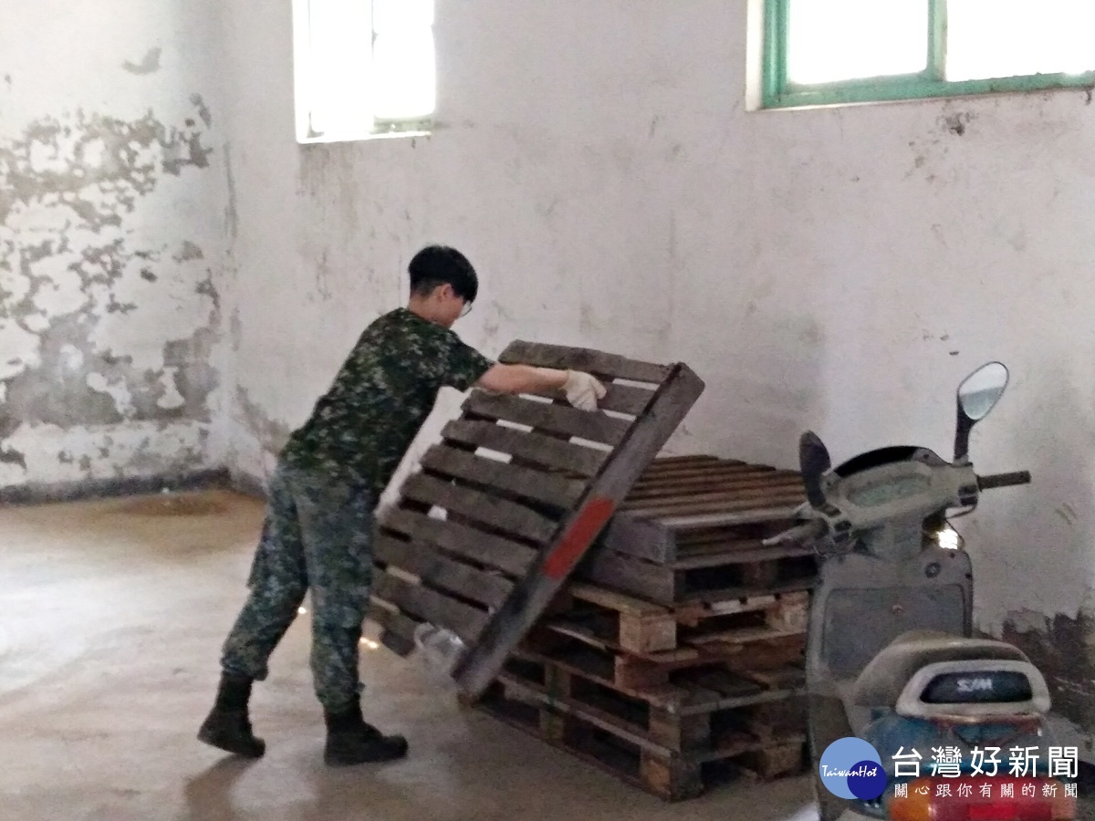 八德榮家行政大樓整修 陸軍通基廠支援人員協助搬遷