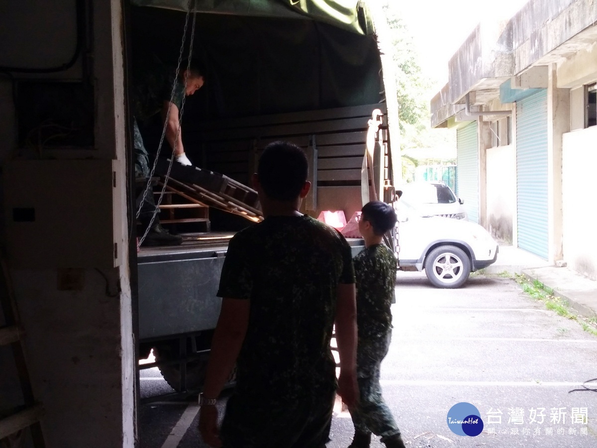八德榮家行政大樓整修 陸軍通基廠支援人員協助搬遷