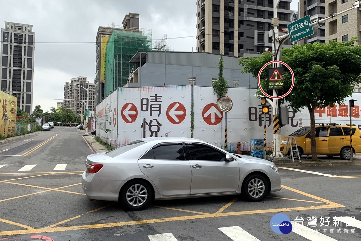 桃市政府交通局完成智慧路口安全警示系統,當雷達偵測到主線車道有車輛時,將觸發支道雙向車道的CMS牌面(圓圈處)。