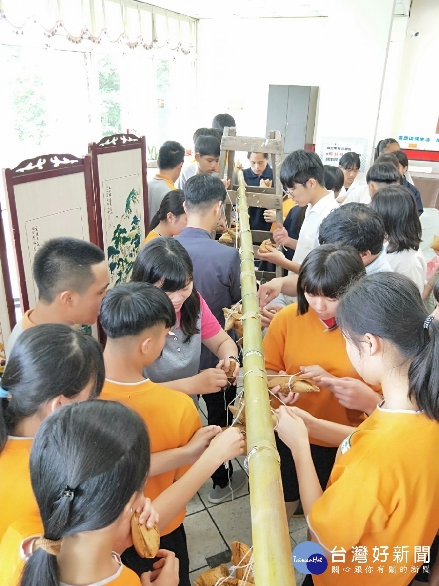 救國團青年活動中邀集介壽國中的學生進行粽葉飄香慶端陽活動。