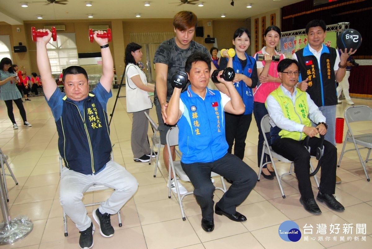 林世賢市長(前坐右1)等人示範使用簡單運動器材健身。