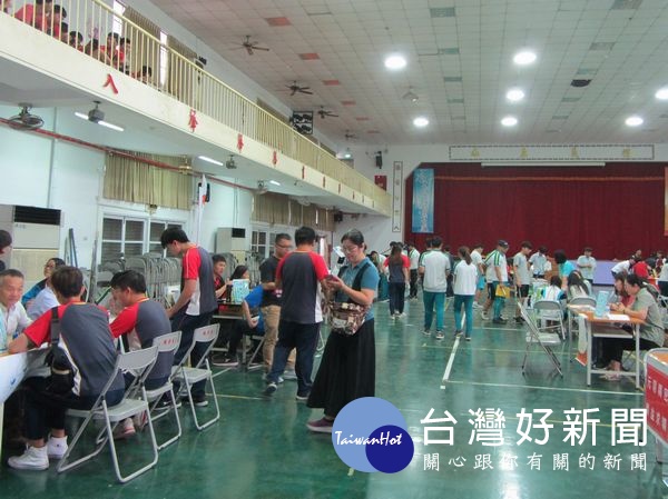 北港農工實習處辦理「雲林縣青年教育與就業儲蓄帳戶方案」就業博覽會,協助學生蒐集就業的多元資訊並與廠商進行媒合。(記者陳昭宗拍攝)