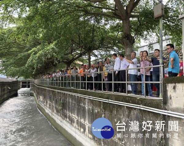 雲林農田水利會舉行「圳頭祭」斗六大圳通水典禮,由會長林文瑞主祭,敬拜天地祈求通水順利、五穀豐收。(記者陳昭宗拍攝)