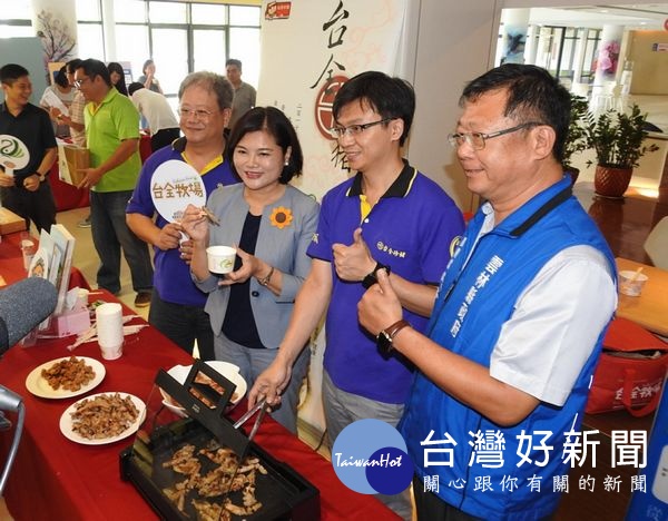 為讓國中小學生可以享用雲林縣優質畜禽產品，縣府邀集在地優質畜禽產品業者舉辦推廣營養午餐品嚐大會。（記者陳昭宗拍攝）