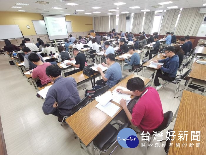 環保局調訓桃園市所有49家廢棄物處理機構專責人員,兩梯次共約100人,共同研習廢棄物相關法規。