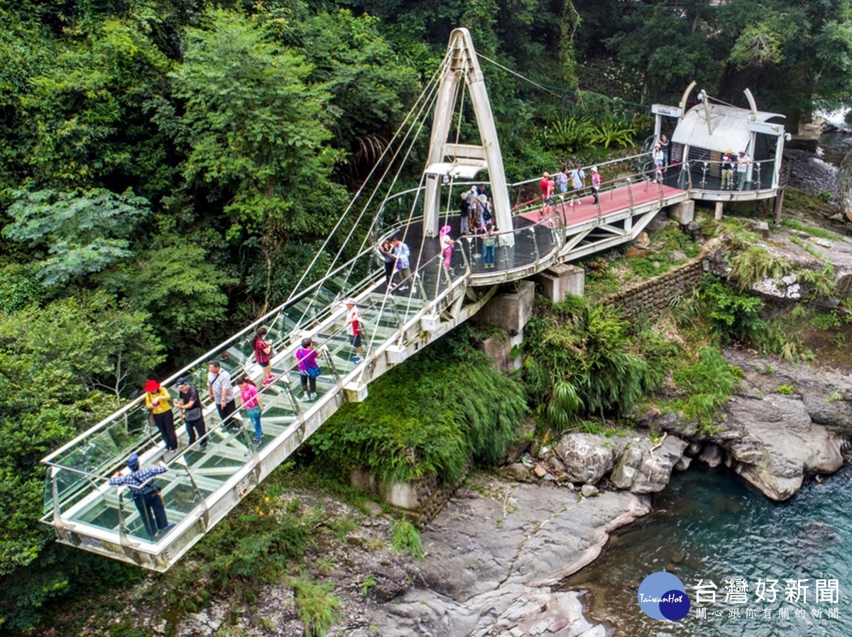 驚險刺激的小烏來天空步道