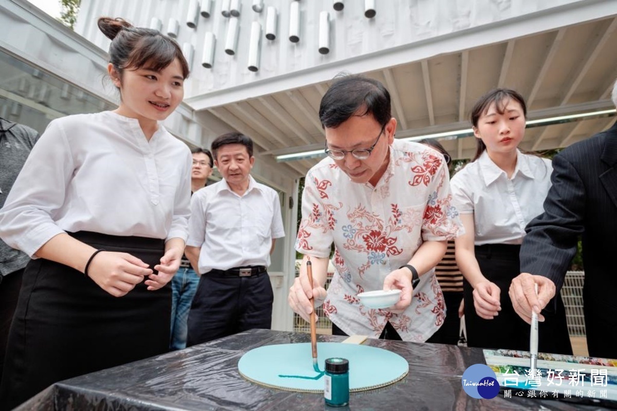 李泳龍校長書寫長榮藝源地的長字。