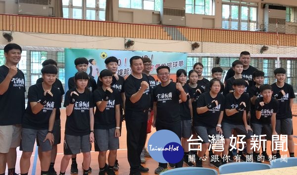雲林縣議員蔡岳儒引薦善心企業捐贈排球護具及背包，分送給北辰國小與建國國中的排球小將們，打造偏鄉孩子們的排球夢。（記者陳昭宗拍攝）