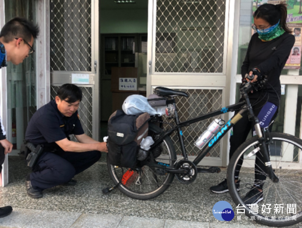 香港情侶騎車環島輪胎洩氣　熱心警協助送溫暖 台灣好新聞 第1張
