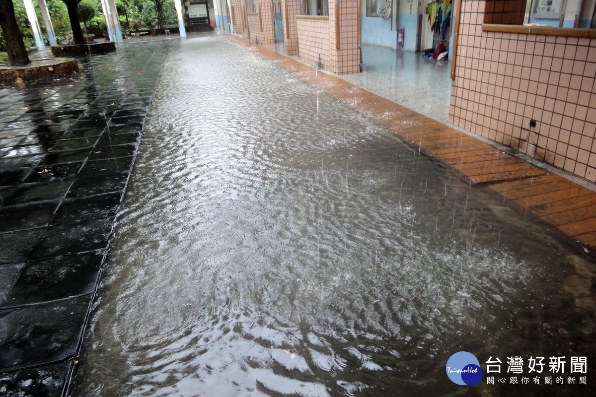 桃園市新屋區笨港國小淹水情形，校方宣布下午停課。