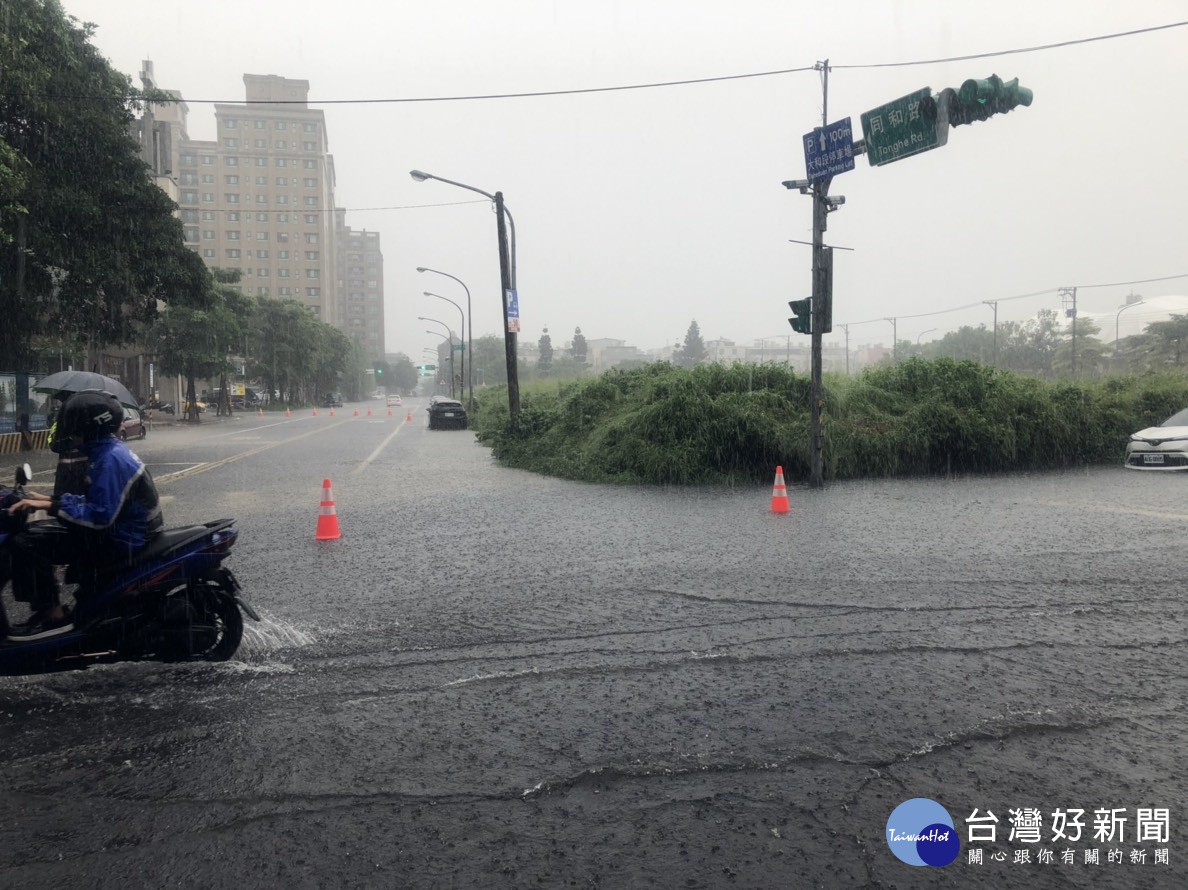 桃園市八德區同和及建國路口積水 四維派出所交管維護安全