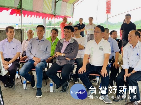 行政院農委會主委陳吉仲由雲林農田水利會會長林文瑞陪同,率農田水利處謝勝信處長等人,視察二崙鄉大義崙排水。(記者陳昭宗拍攝)