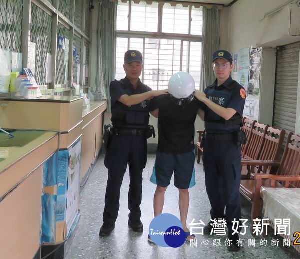 虎尾警方針對偏鄉之金融機構實施防搶演練,確保民眾存提款安全及提升自主防衛能力,並實施防詐騙宣導工作,深獲鄉親肯定。