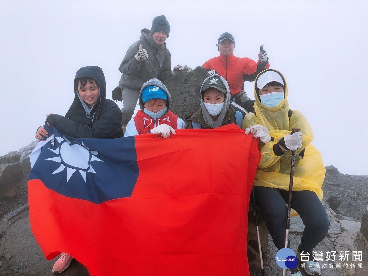 水商學生陸續於玉山主峰合影。〈照片/水里商工提供〉