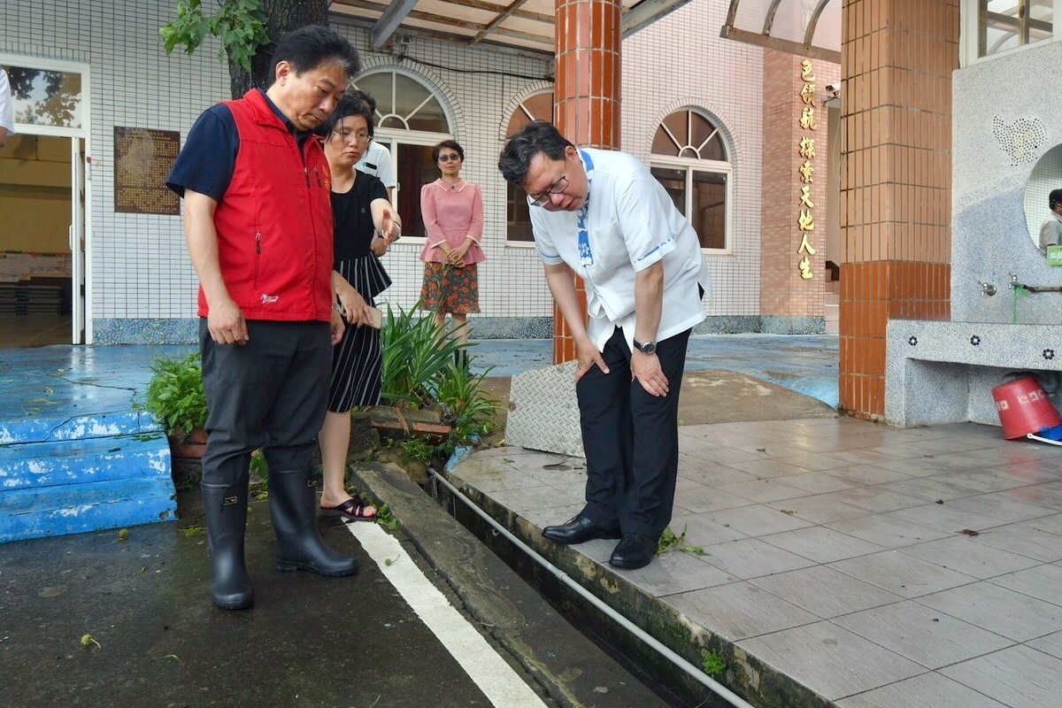 受暴雨侵襲桃園各地出現災情,桃園鄭文燦變更行程前往各地巡視災情。