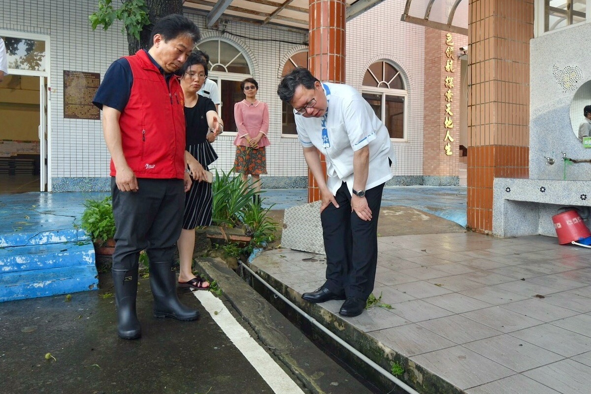 受暴雨侵襲桃園各地出現災情，桃園鄭文燦變更行程前往各地巡視災情。