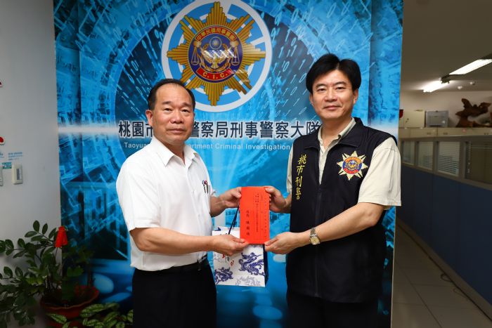 警察局局長陳國進,為鼓勵同仁士氣,即至刑事警察大隊頒獎並慰勉破案有功人員辛勞。