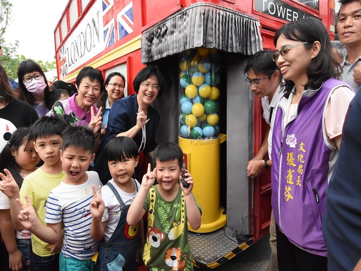 扭蛋旋風吹進卦山3號文創市集　「英倫風雙層扭蛋巴士」趁勝追擊