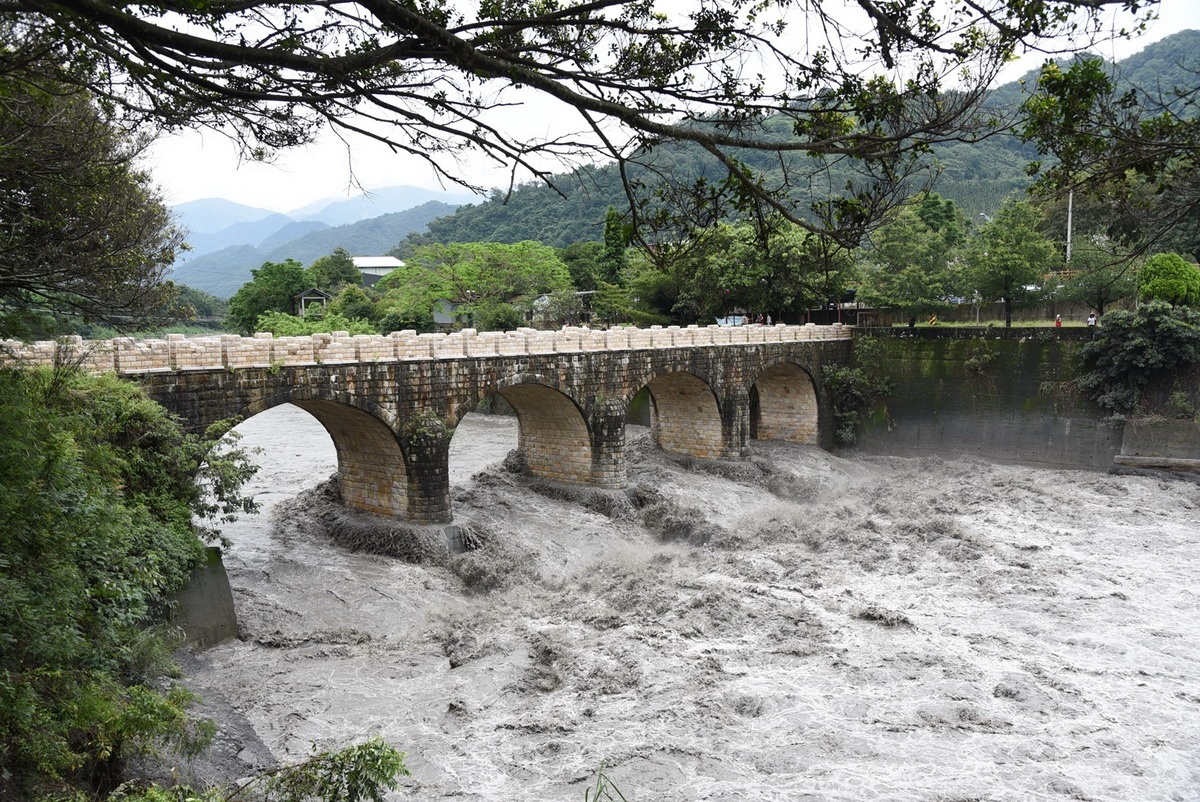 國姓糯米橋雨後洪峰洶湧。