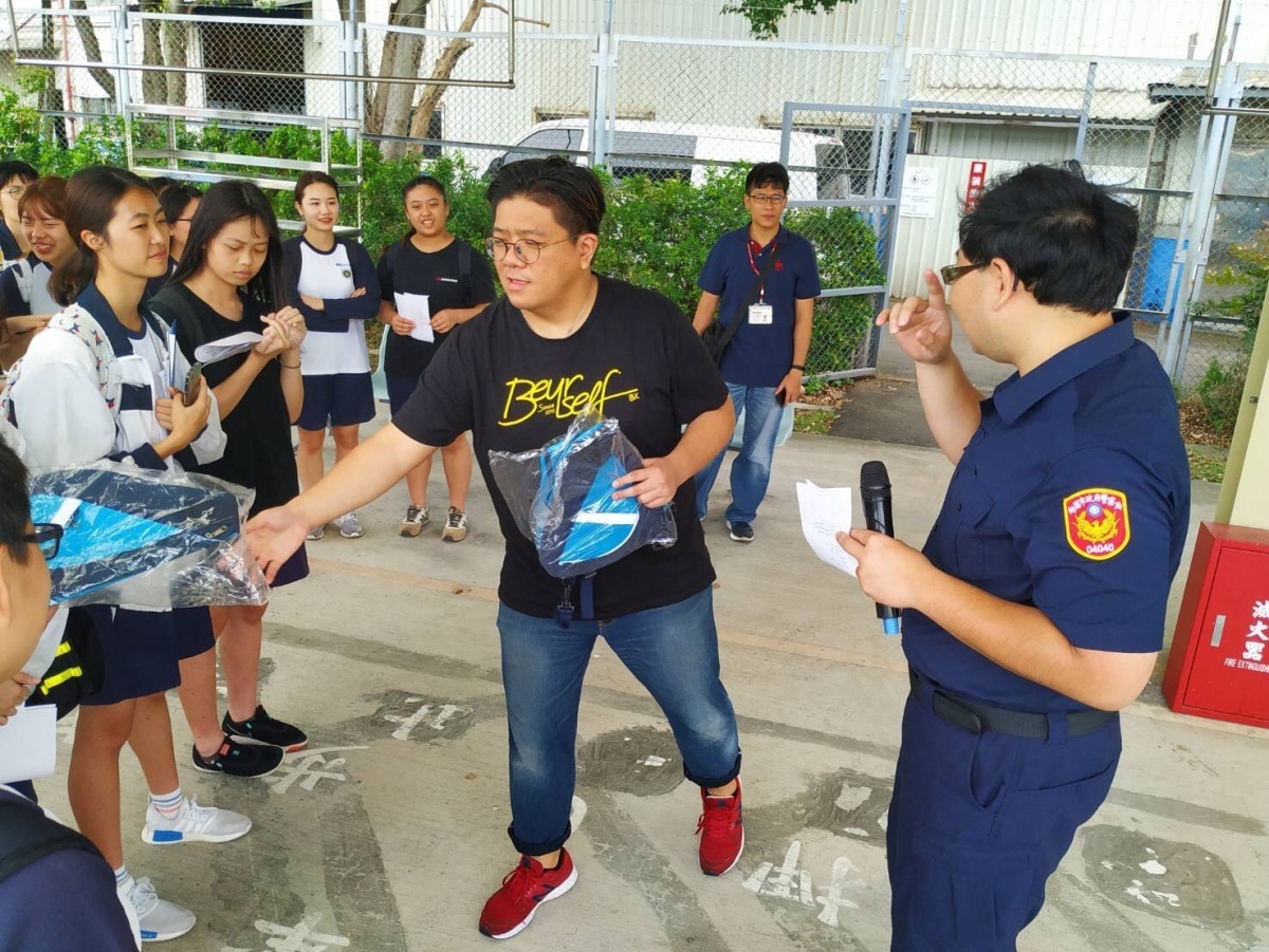 桃園市政府警察局為加強交通事故預防,針對「新手騎士」,辦理「成年禮-考照暨安全駕駛」活動。
