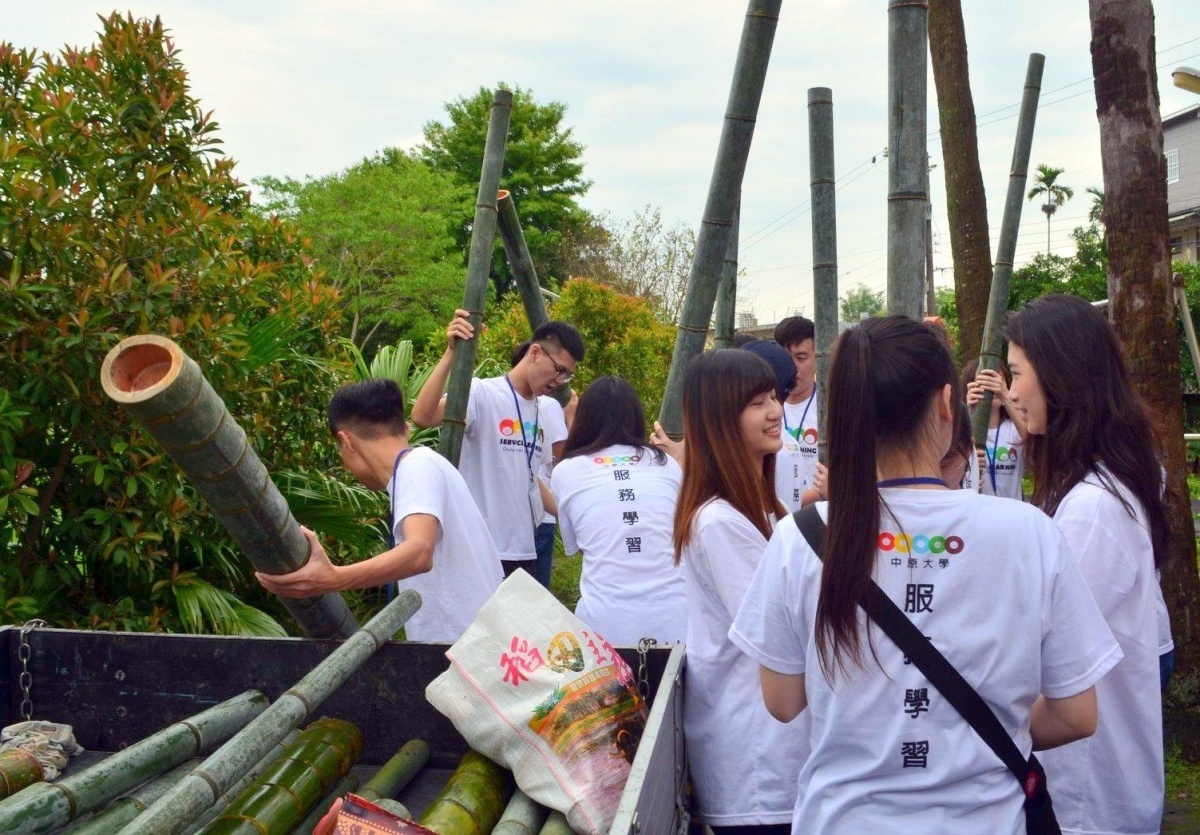 中原大學與高中生在新竹田寮社區體驗孟宗竹工藝，自己劈竹子、做水杯存錢筒