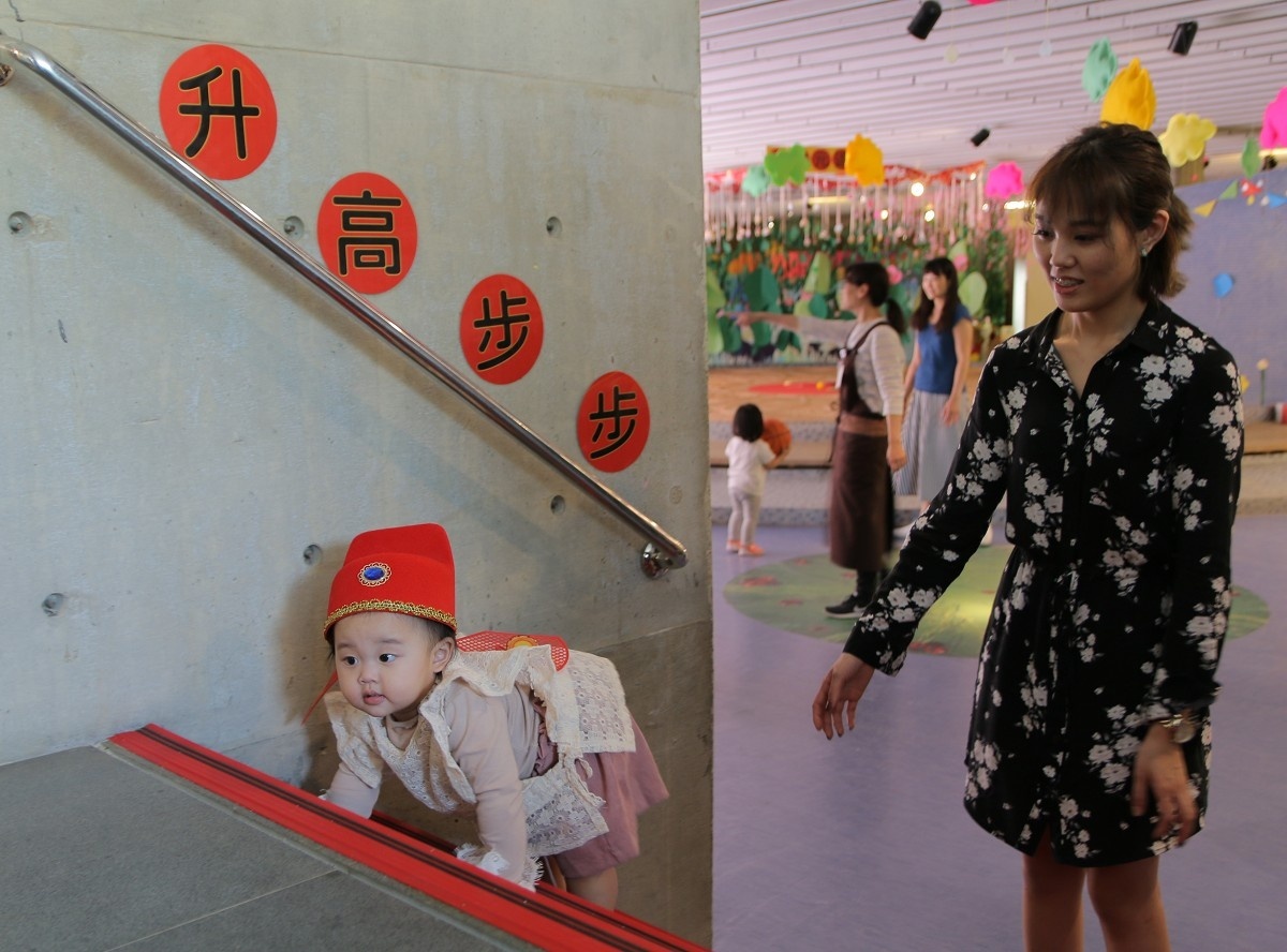 「步步高升區」讓喜歡爬樓梯的小孩樂不可支,不停地往上爬,祝福孩子未來可以順利