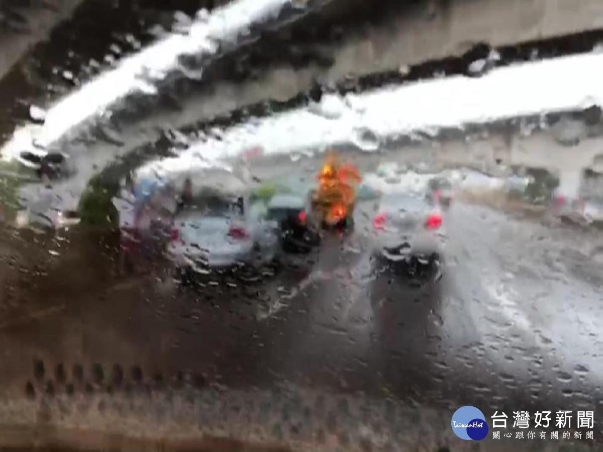 對流旺盛豪雨襲台 暴雨造成國道中部路段多起事故(照片翻攝)