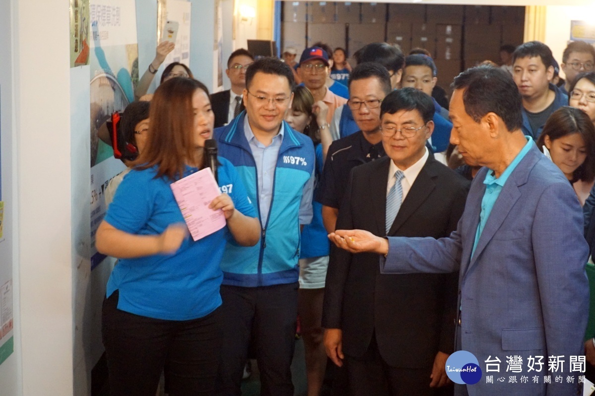 鴻海董事長郭台銘在清淨海董事長羅志禮的陪同中參觀了清淨海生投公司。