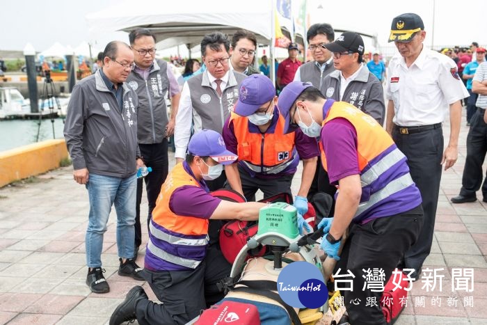 為配合海上龍舟競賽活動，市府也於竹圍漁港舉辦108年加強水域救援宣導暨水上救生演練活動