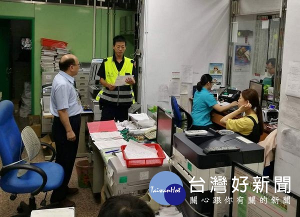 元長所副所長張原銘前往轄區各金融機構、郵局,和行員及鄉親面對面互動,宣導反詐騙及存提款安全諮詢。(記者陳昭宗拍攝)