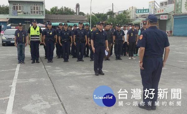 北港警方於牛墟市集停車場內實施「快速打擊犯罪部隊演練」，強化第一線員警危機處理能力，亦宣誓警方遏止街頭暴力、打擊不法之決心。（記者陳昭宗拍攝）