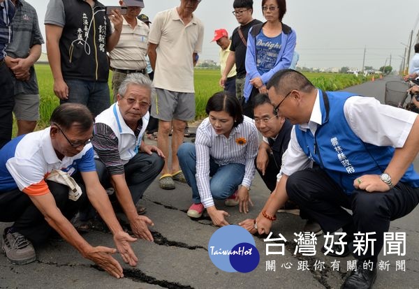 近日暴雨侵襲，雲林縣多處積水與道路損壞，縣長張麗善率相關單位前往視察，期還給縣民一個安全的生活環境。（記者陳昭宗翻攝）