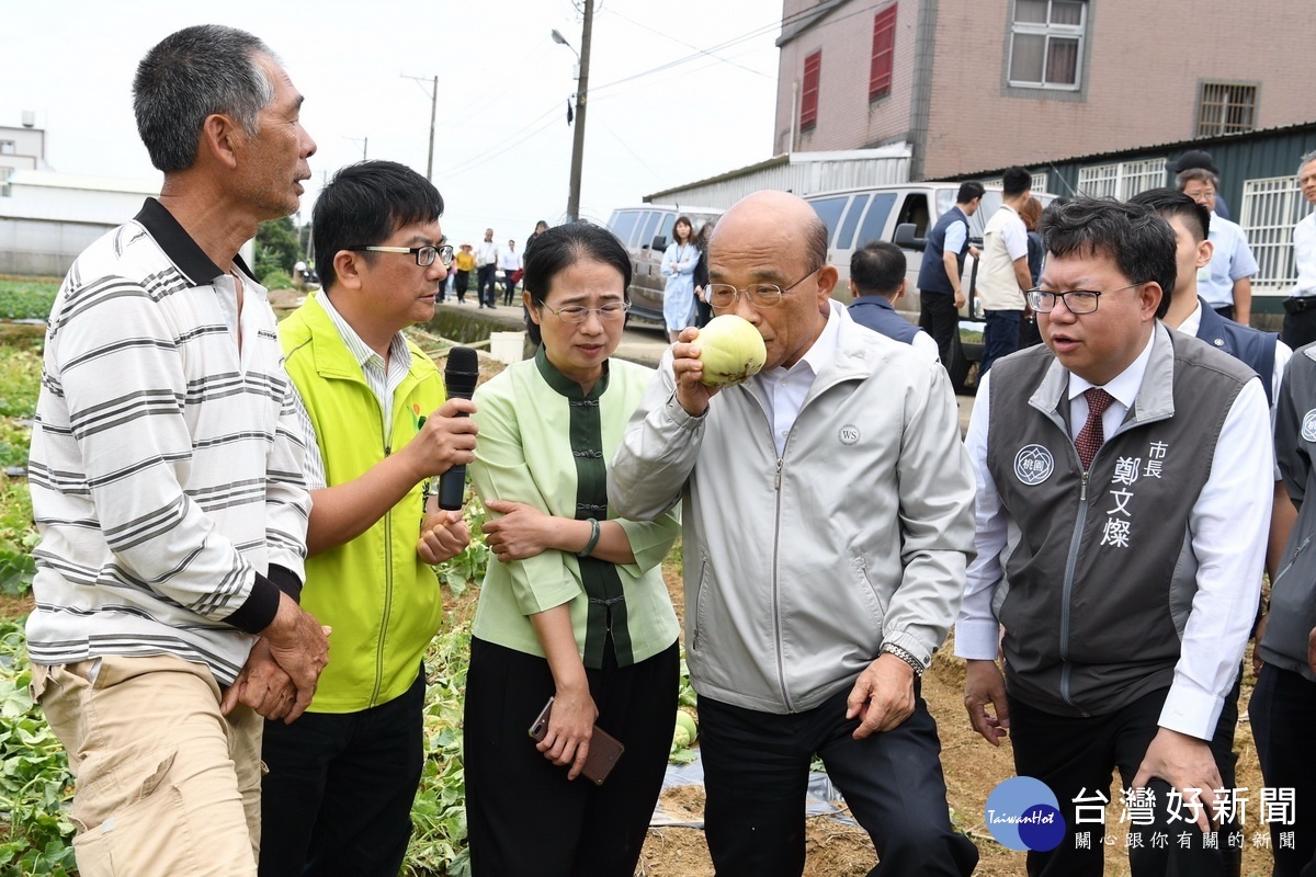 行政院長蘇貞昌前往桃園市新屋區及觀音區視察五月豪雨農作物瓜果災損情形。