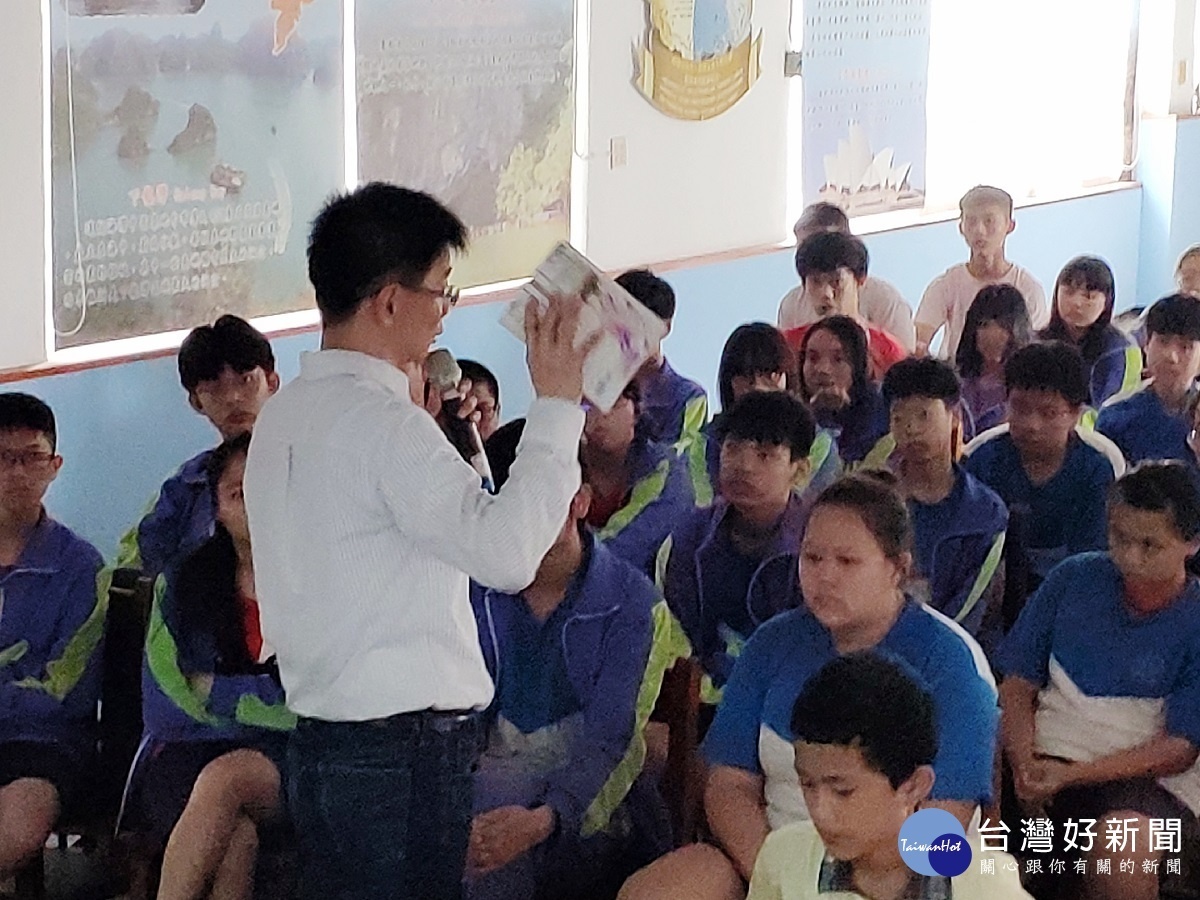 話說紅樓夢 典亮老師到國中贈書再續師生緣