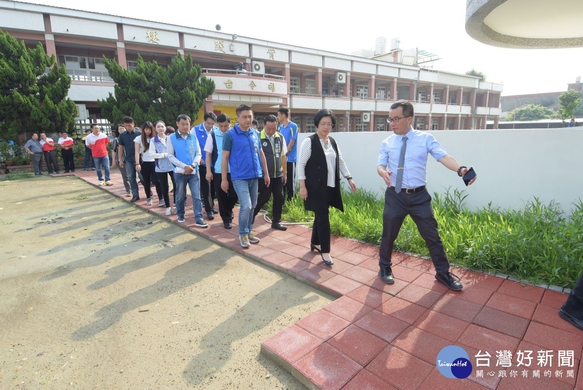 縣長王惠美視察鹿鳴國中多功能廣場整建需求。