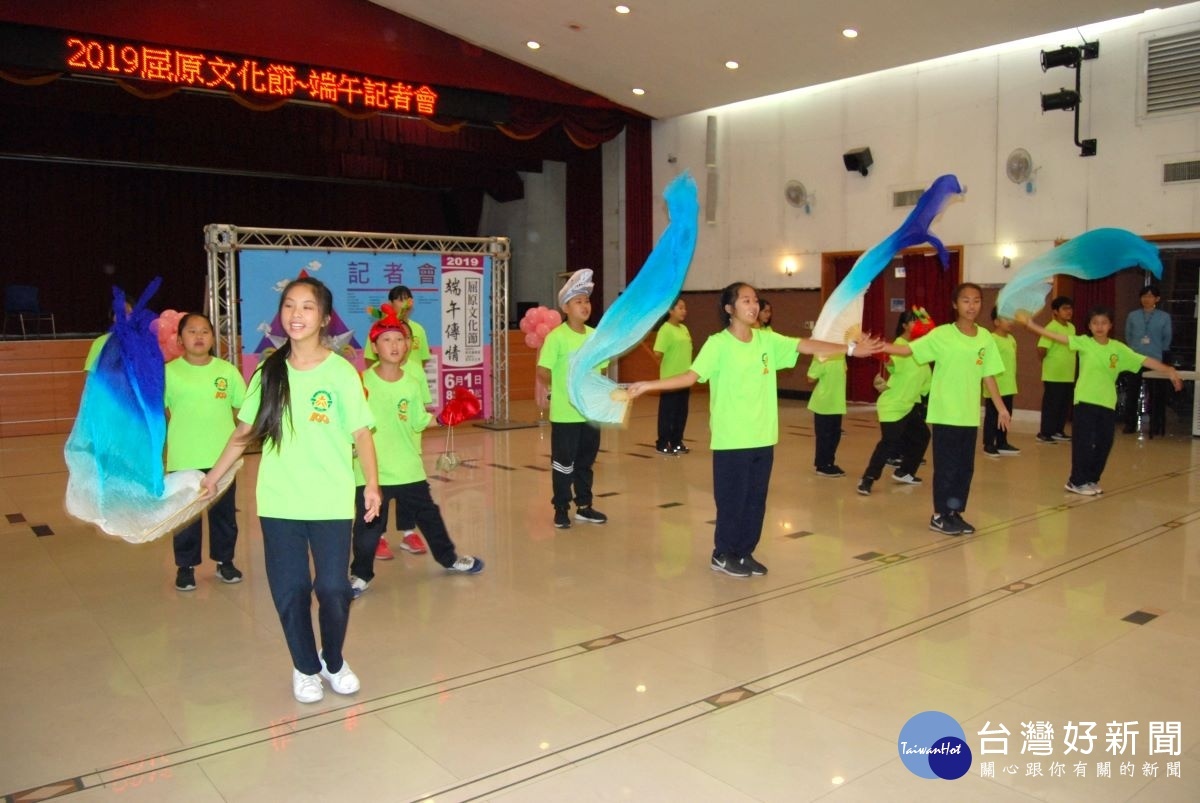 大竹國小兒童歌仔戲團小朋友為6月1日的屈原文化節熱身預演。