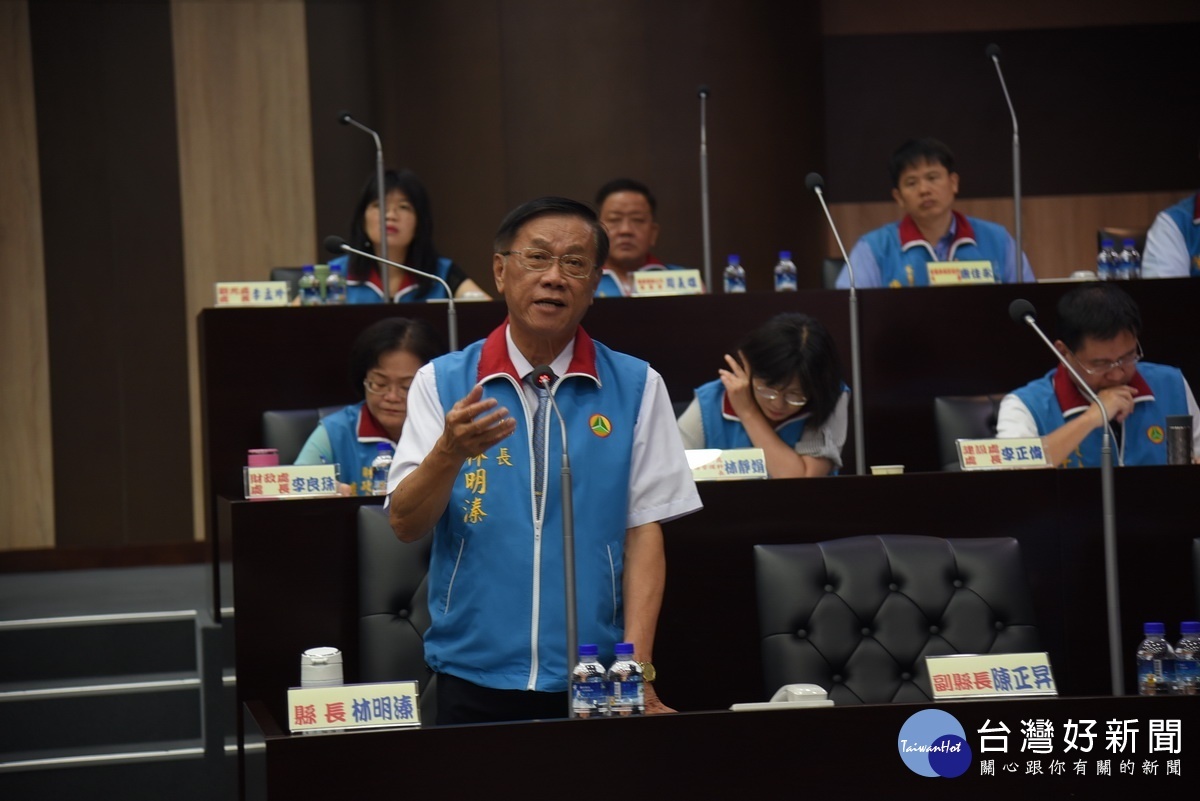 林明溱縣長認同給代課教師補救。(記者扶小萍攝)