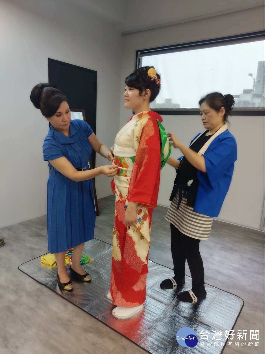 西川淑敏老師(左一)親自示範穿和服的細節