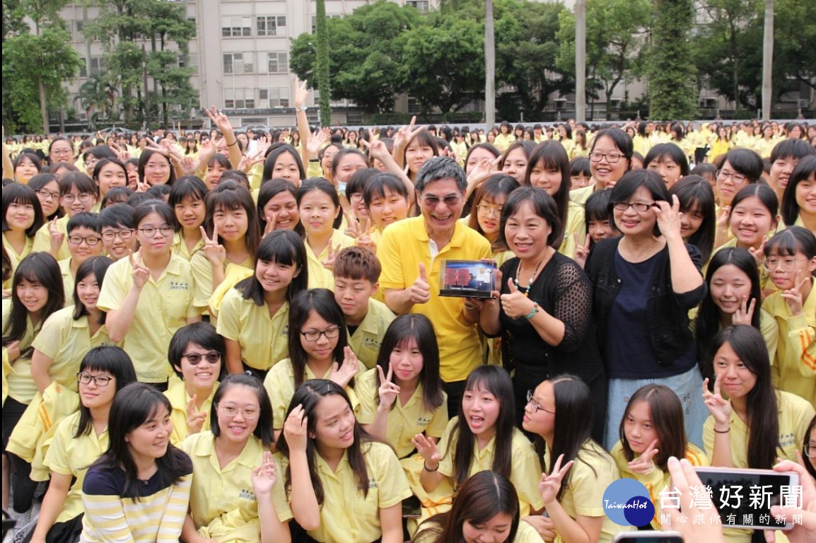 為祝福福衛七號順利發射,台北市立景美女中在22日,由超過1400位學生在操場排字給太空中的福衛五號「拍照」。(圖/科技部)