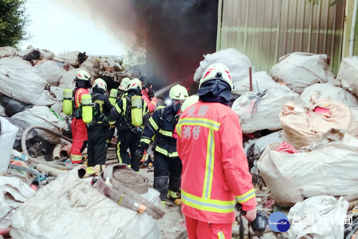 桃市大園一處資源回收廠大火　老闆娘遭火噬身亡 台灣好新聞 第1張