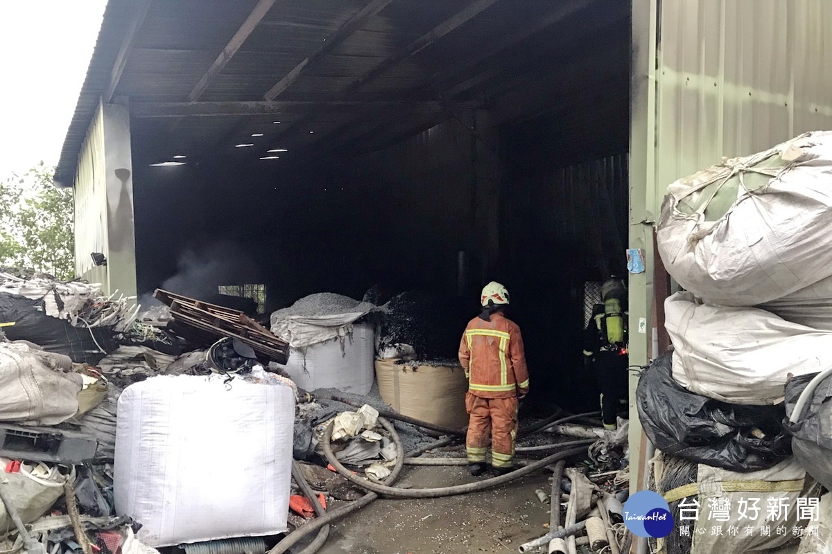桃園市大園區中正東路三段一處資源回收廠發生火警，消防人員進行火場清查。