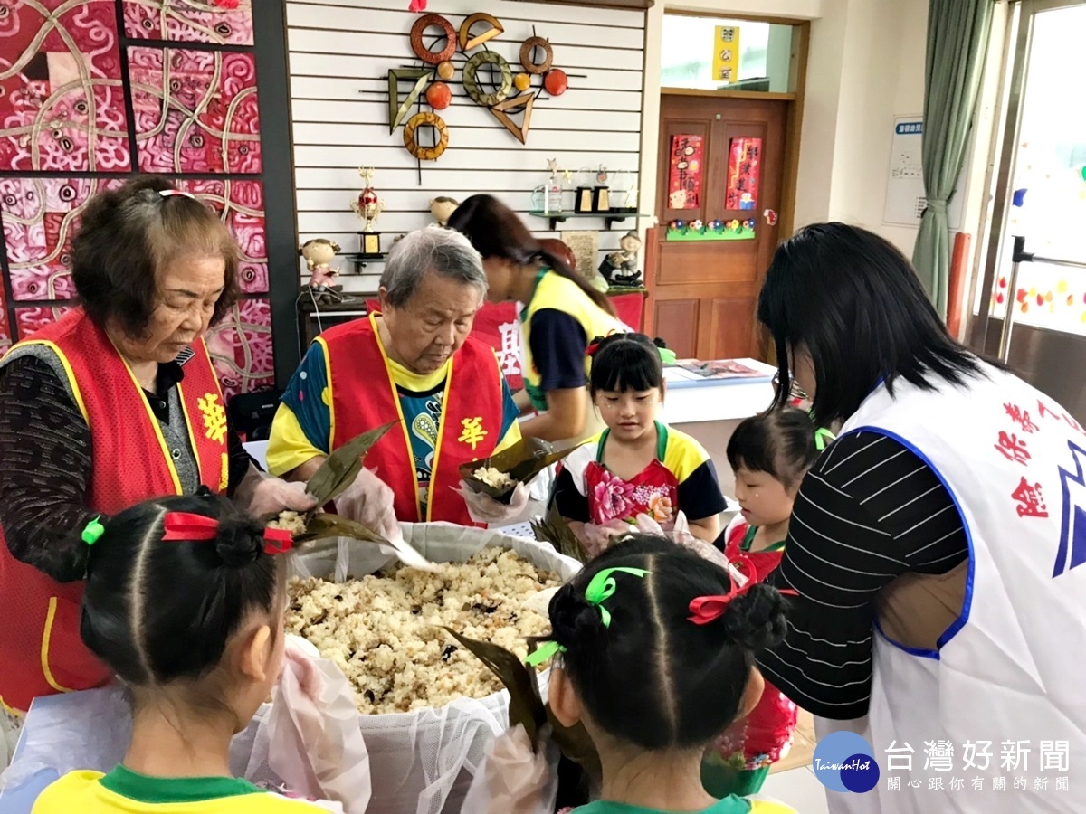 韓國奶奶包粽初體驗 南山海頓老小齊送愛