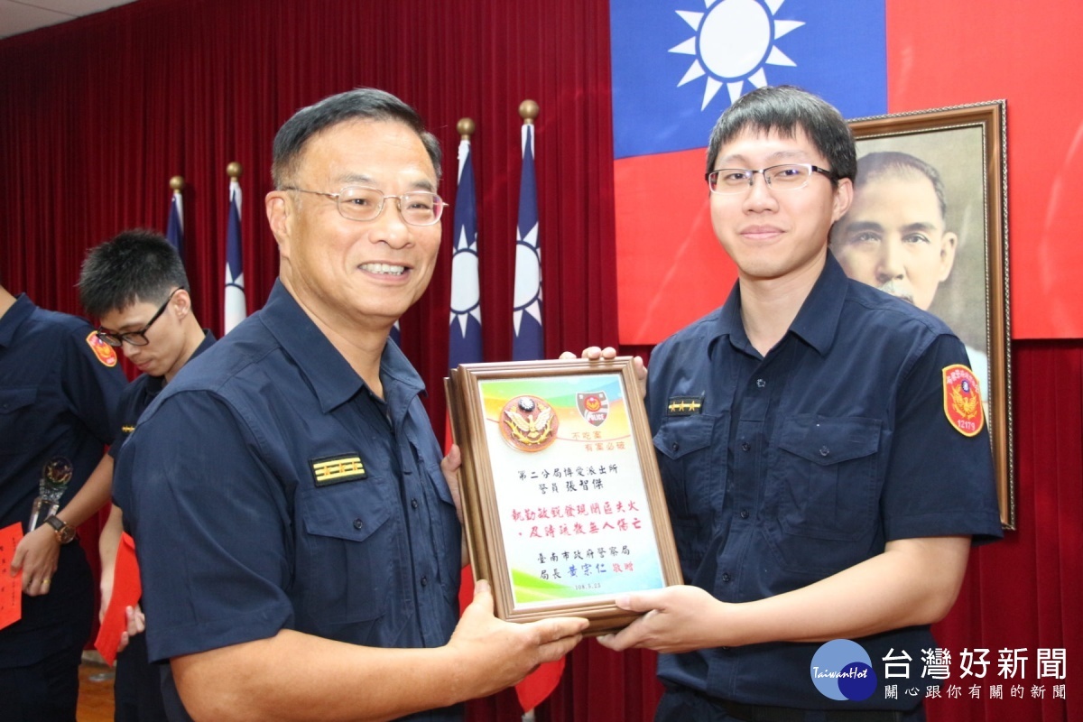 市警局長黃宗仁頒獎表揚。