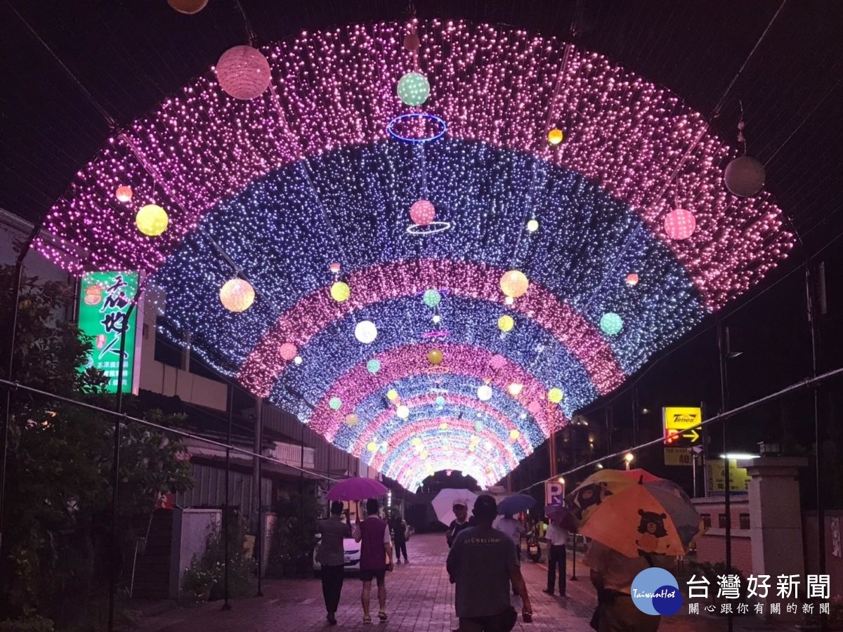 在鹿港慶端陽活動，位在公會堂前面的光影藝術饗宴，璀璨美麗。