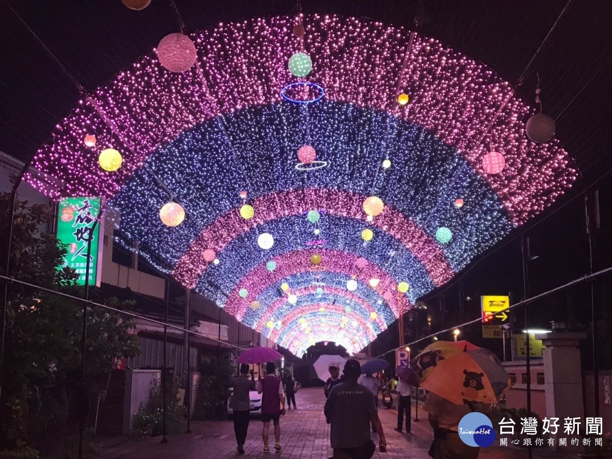 在鹿港慶端陽活動,位在公會堂前面的光影藝術饗宴,璀璨美麗。