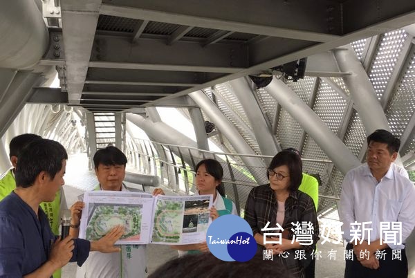 立委蘇治芬偕同營建署吳欣修署長考察「北港文化生活園區亮點發展計畫」，許多鄉親到場關心，盼透過完整的水岸遊憩帶，形塑生活圈的新核心。（記者陳昭宗拍攝）