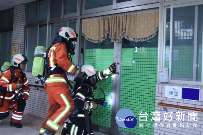 因應近年來全台多起機構火災造成住民傷亡之事件,桃園市政府衛生局,辦理護理之家夜間災害示範消防演練。